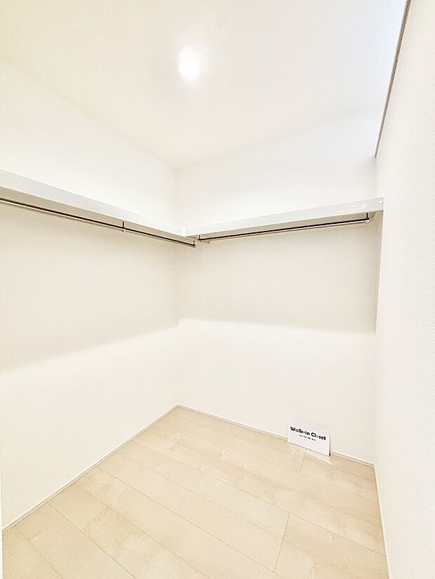 ウォークインクローゼットの活用で生活空間スッキリ