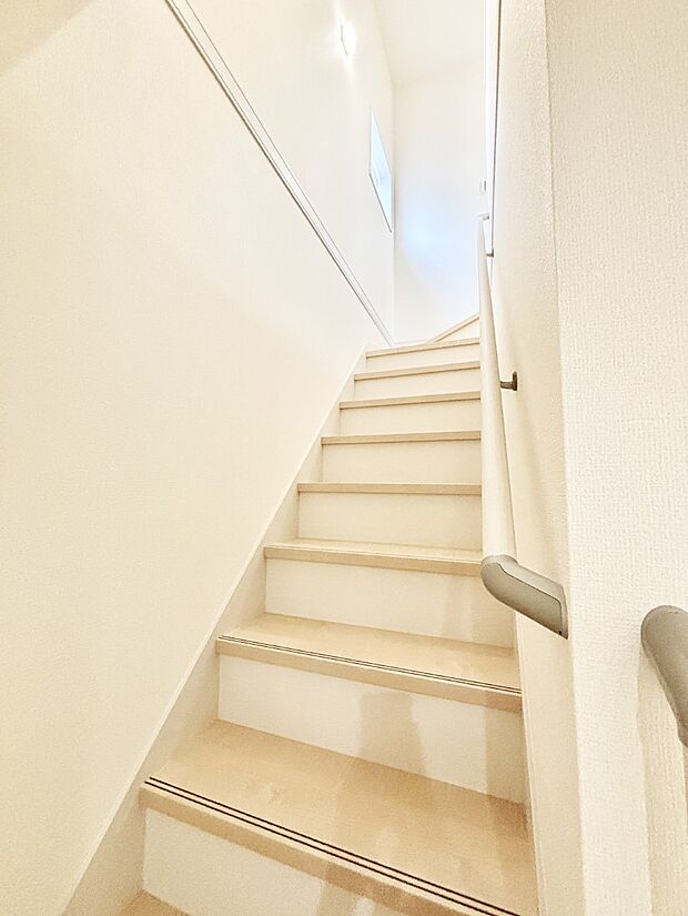階段は手すり付きなので小さなお子さまやご高齢の方も安心です