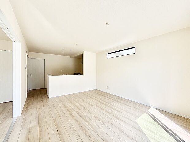 ご家族の賑やかな話し声で包まれる明るいリビング