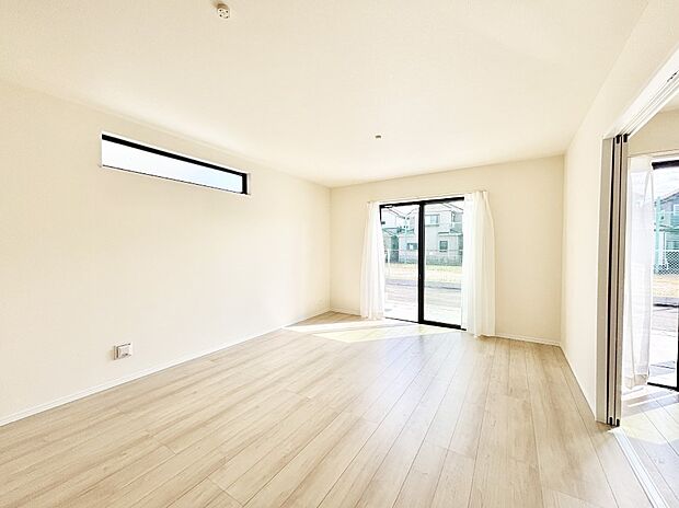 大きな窓からたっぷりの陽光と風を感じられるリビング