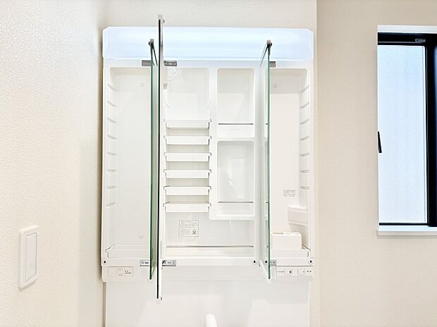 三面鏡の裏に、化粧品や衛生用品などを収納可能。洗面台をすっきりと保ちます！