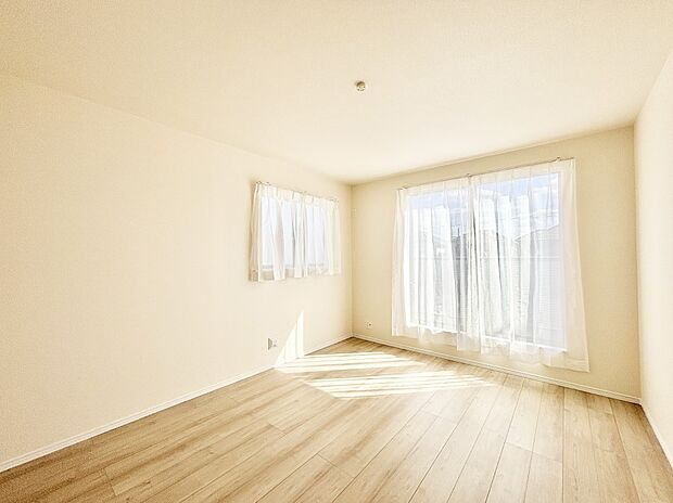 バルコニーが開放感をプラスしてくれる洋室