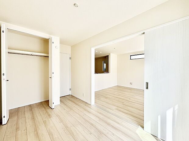 リビング隣接の洋室は個室としても利用できます