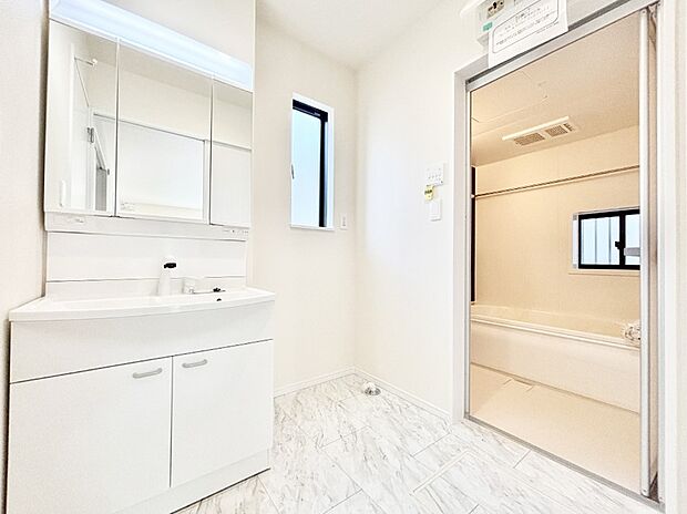 清潔感ある洗面化粧室で朝の身支度も快適