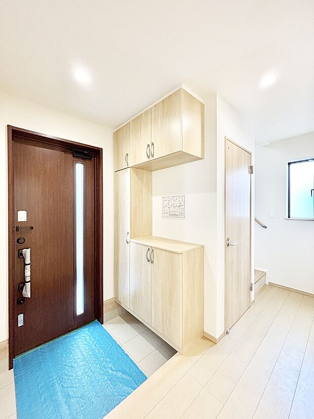 ガラススリットの入った玄関ドアが室内に光を届けてくれます