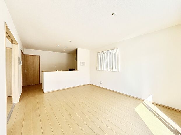 ご家族の賑やかな話し声で包まれる明るいリビング