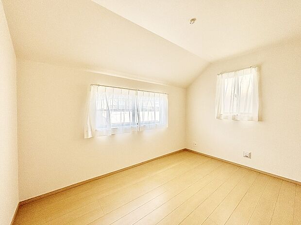 窓からのやさしい光が心地よいプライベートルーム