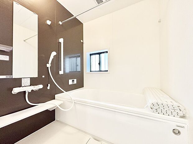 一日の疲れを癒してくれる明るい清潔感のあるバスルーム