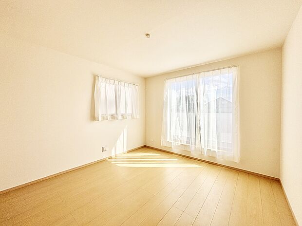 バルコニーが開放感をプラスしてくれる洋室