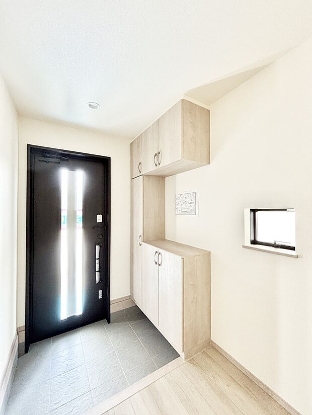 下駄箱はご家族の写真や季節のインテリアで飾り棚として演出できます