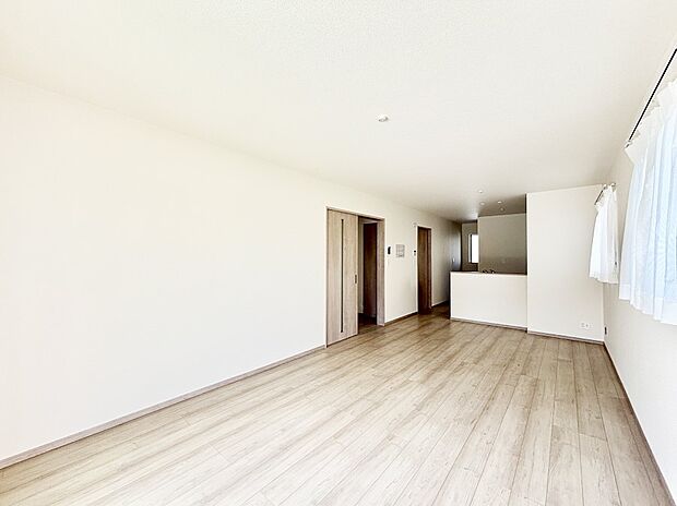 ご家族の賑やかな話し声で包まれる明るいリビング