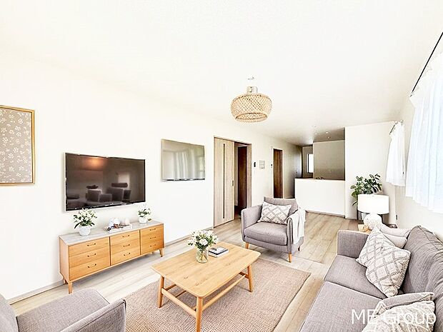 落ち着いた雰囲気のLDKは家族みんなの快適空間※家具はCGです