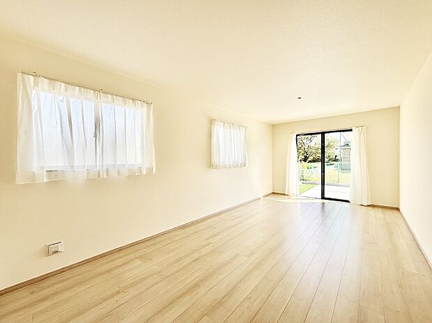 大きな窓からたっぷりの陽光と風を感じられるリビング