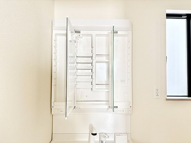 三面鏡の裏に、化粧品や衛生用品などを収納可能。洗面台をすっきりと保ちます！