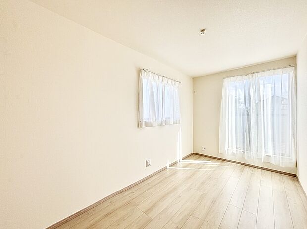 バルコニーが開放感をプラスしてくれる洋室