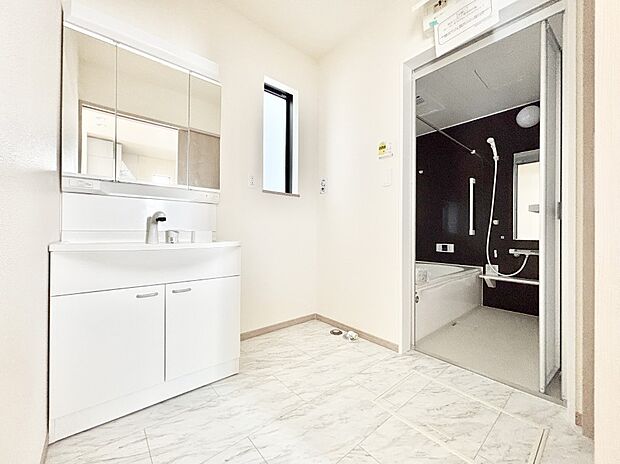 清潔感ある洗面化粧室で朝の身支度も快適