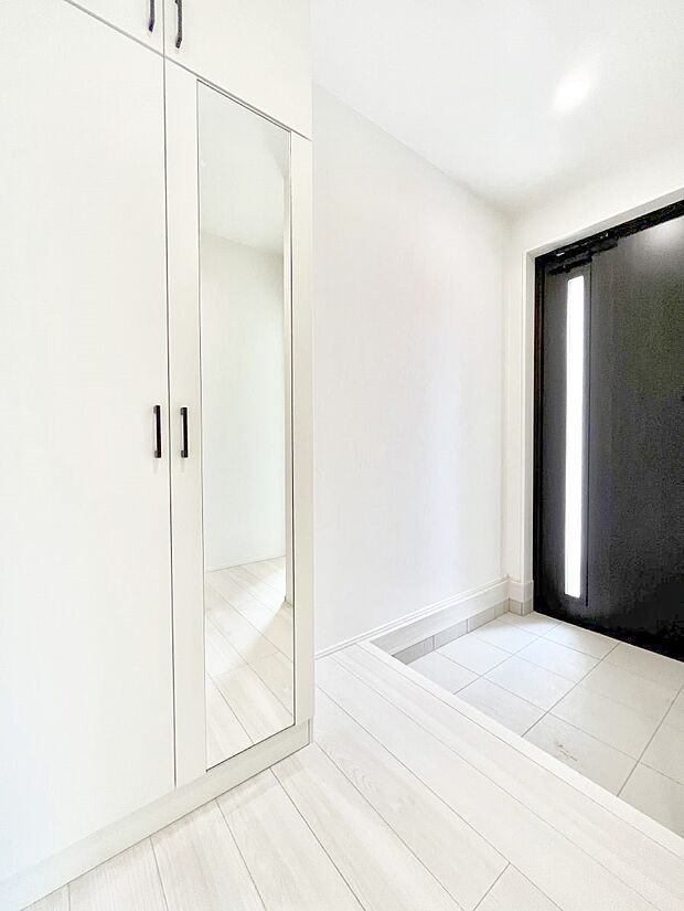 明るい玄関はお客様をお出迎えするのにぴったりです!