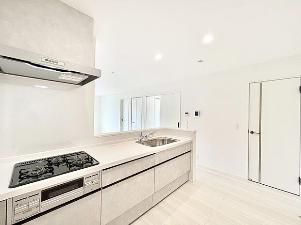 リビングで遊ぶお子様を見守りながらお料理ができる対面キッチン。