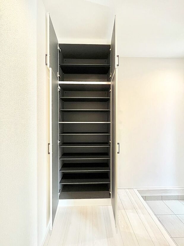 天井まである玄関収納で、家族全員の靴もすっきり収納!