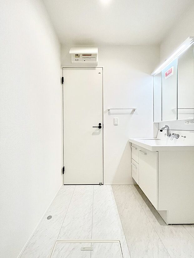 明るい洗面所は毎朝の身支度も楽しくできちゃいそうです。