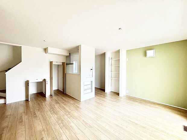 ご家族の賑やかな話し声で包まれる明るいリビング