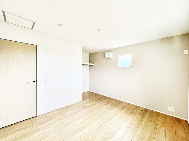 やさしい光がさしこむ居室はしっかり収納付き  