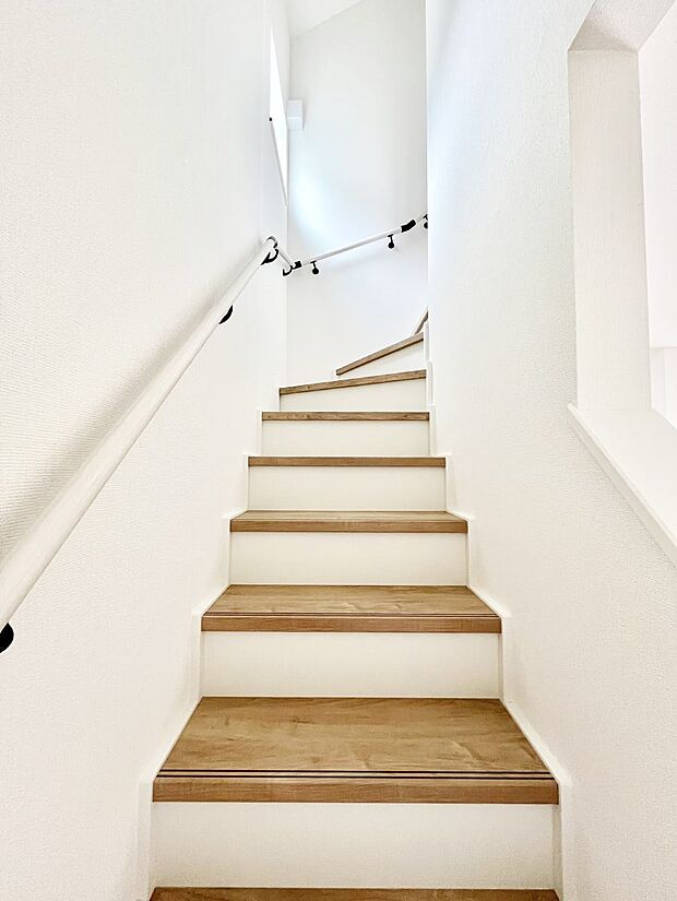 階段は手すり付きなので小さなお子さまやご高齢の方も安心です