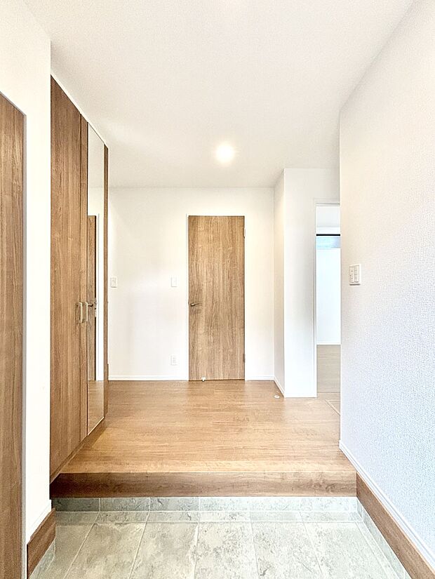 家族の帰宅やお客様をあたたかく迎える玄関  