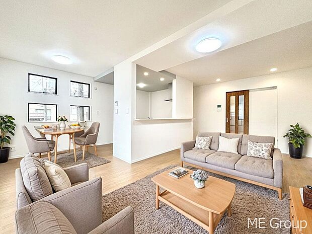 ご家族の賑やかな話し声で包まれる明るいリビング  ※家具はCGです