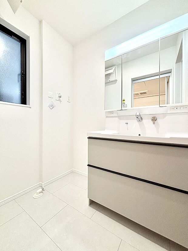 明るい洗面所は毎朝の身支度も楽しくできちゃいそうです。