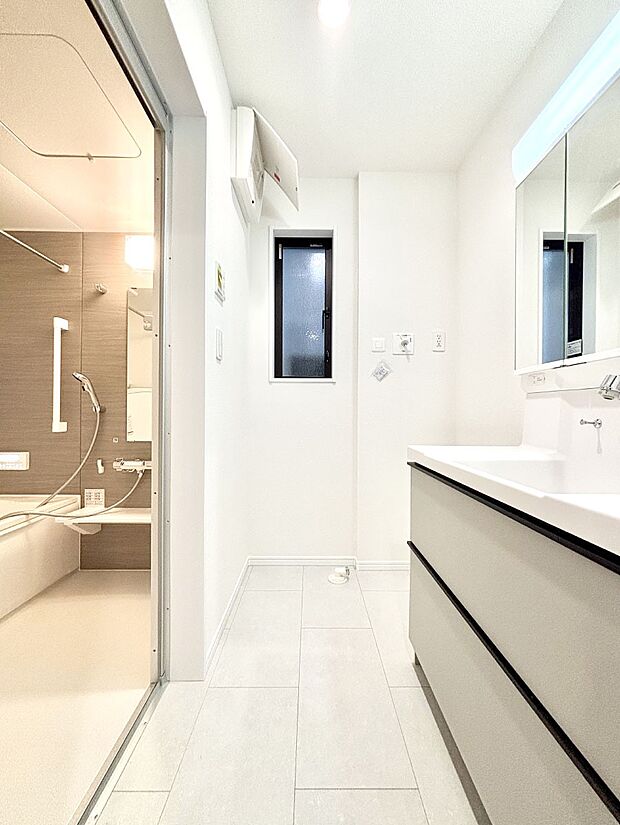 清潔感のある快適空間です。毎日の身支度も気持ち良くお使い頂けます。 