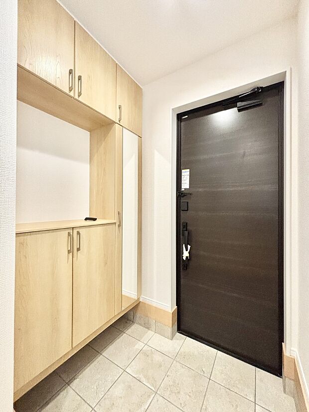 飾り棚を利用して、お越しいただくお客様をおもてなしできます。