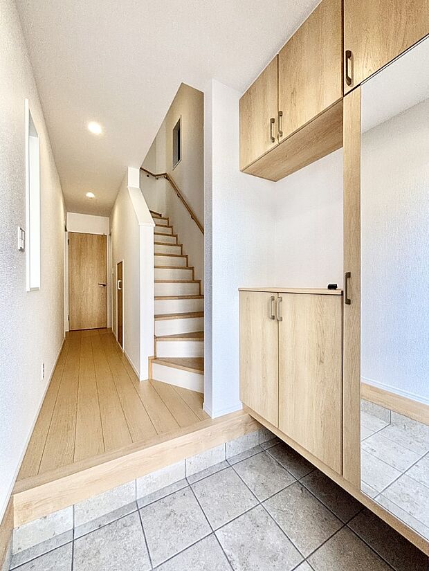 ミラー付きシューズボックスはお出かけ前の身だしなみチェックに便利