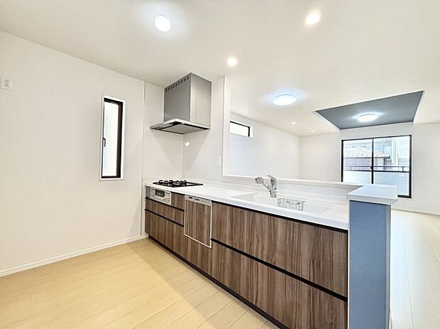 爽やかな風が通り抜けるキッチン。窓があるので明るく換気にも役立ちます。