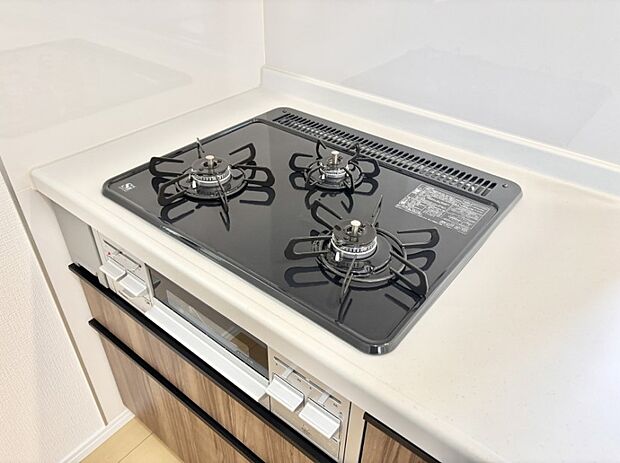 ガスコンロはSiセンサー搭載。火力調節や焦げ付き・消し忘れも防いでくれます。