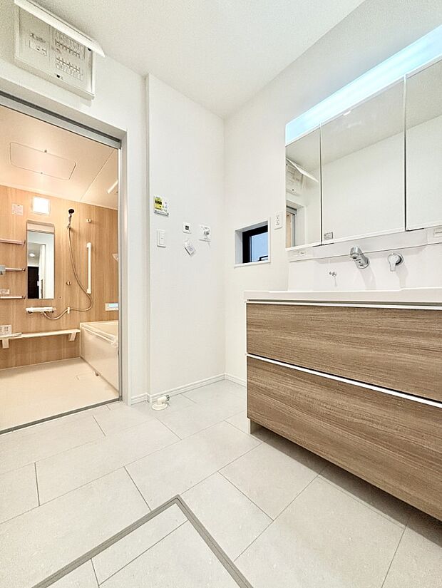 小窓がついているので湿気の多い場所でも換気が十分行えます。毎日の身支度を気持ち良く!