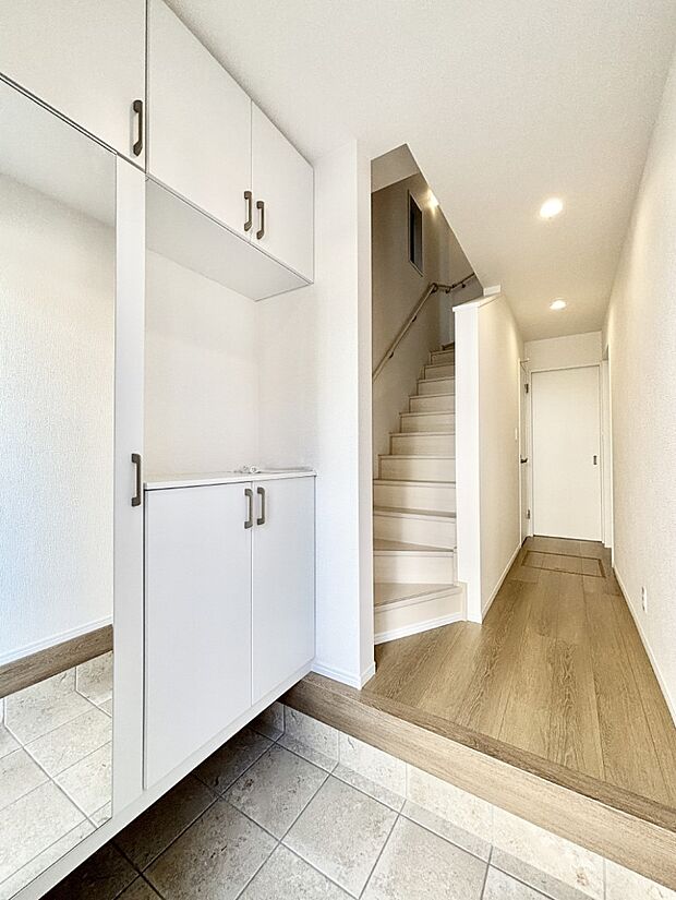 ミラー付きシューズボックスはお出かけ前の身だしなみチェックに便利