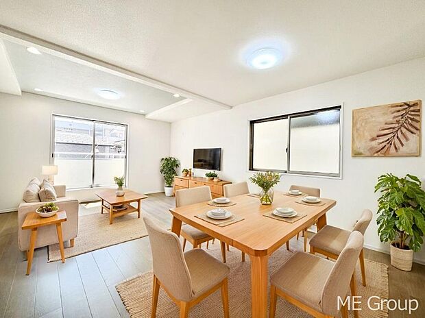 ご家族の賑やかな話し声で包まれる明るいリビング ※家具はCGです