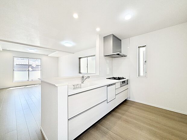 爽やかな風が通り抜けるキッチン。窓があるので明るく換気にも役立ちます。