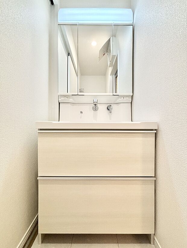 大きく見やすい三面鏡で清潔感ある洗面台は、身だしなみチェックや肌のお手入れにおすすめです。 