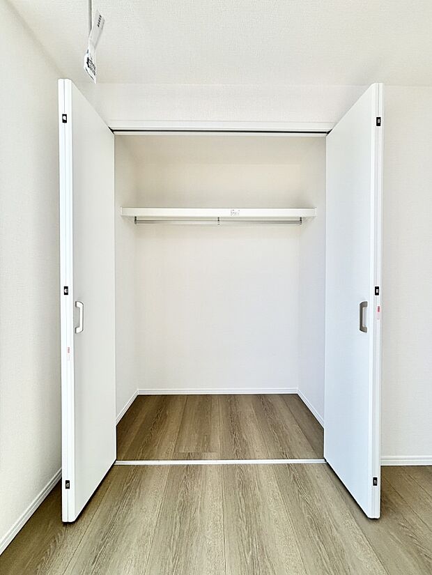 洋室のクローゼット。奥行きがあるので厚手の衣類もすっきり収まります。