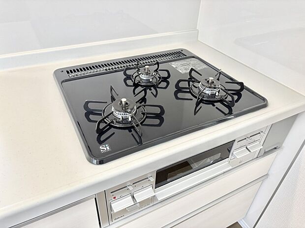 ガスコンロはSiセンサー搭載。火力調節や焦げ付き・消し忘れも防いでくれます。