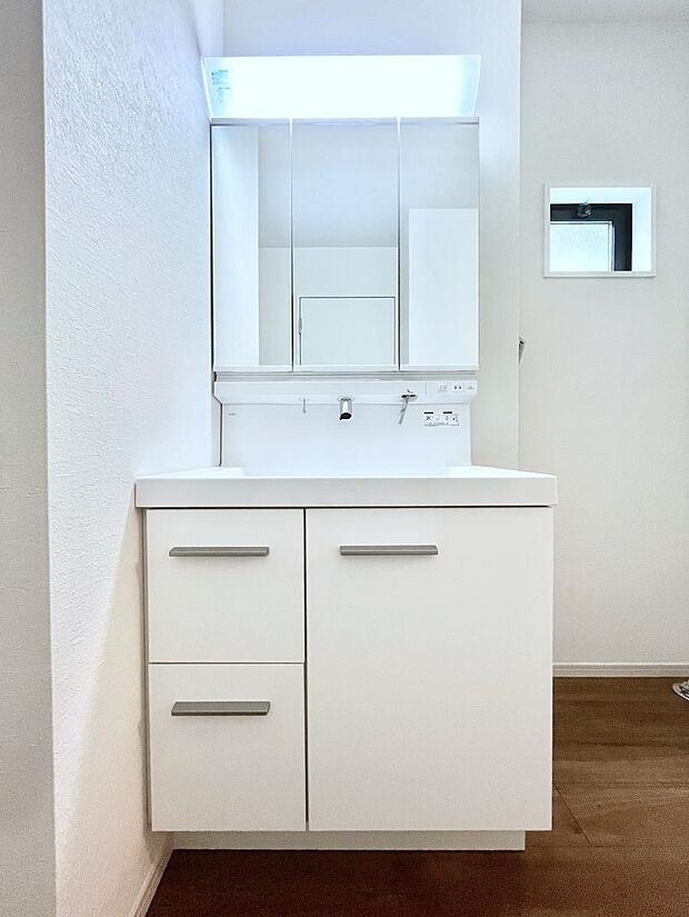 大きく見やすい三面鏡で清潔感ある洗面台は、身だしなみチェックや肌のお手入れにおすすめです。 