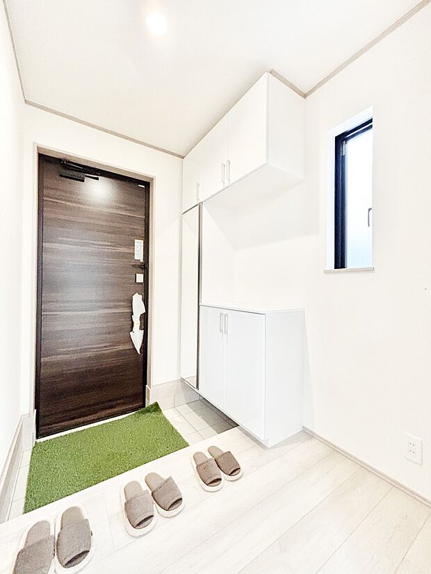 ご家族やお客様を気持ちよくお出迎え！明るい陽光が入り込む玄関。