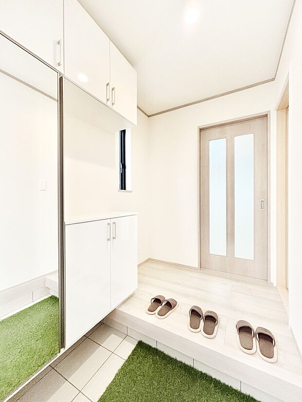 ご家族やお客様を気持ちよくお出迎えできる穏やかな雰囲気の玄関です。