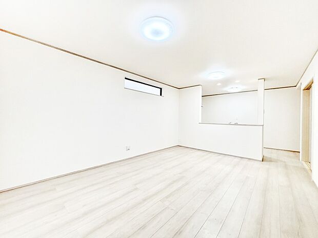 穏やかな陽だまりに包まれる、居心地の良いリビングで家族団らん！