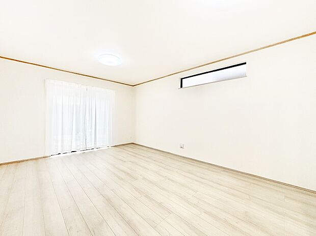 明るい陽光が注ぎ、寛ぎの雰囲気に満たされるリビングダイニング 