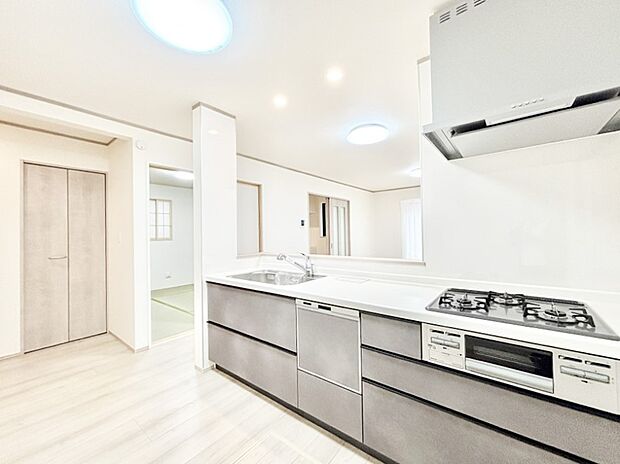 ゆとりあるキッチンスペースでお料理や食後の後片付けもスムーズに！