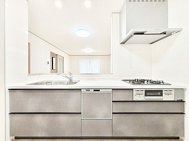 システムキッチンはシンプルでスッキリした飽きの来ないデザインなので永く使えそう！