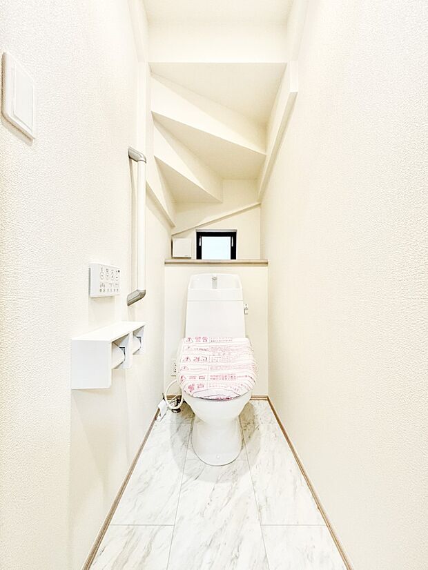 清潔感あるシャワートイレ。小窓から光が注ぎ込みます！